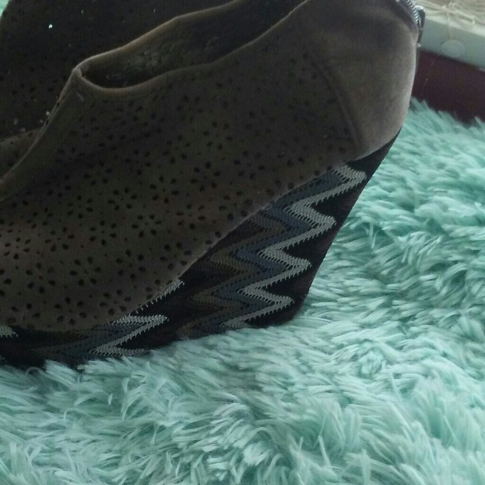Shoes - Picture 3 of 3